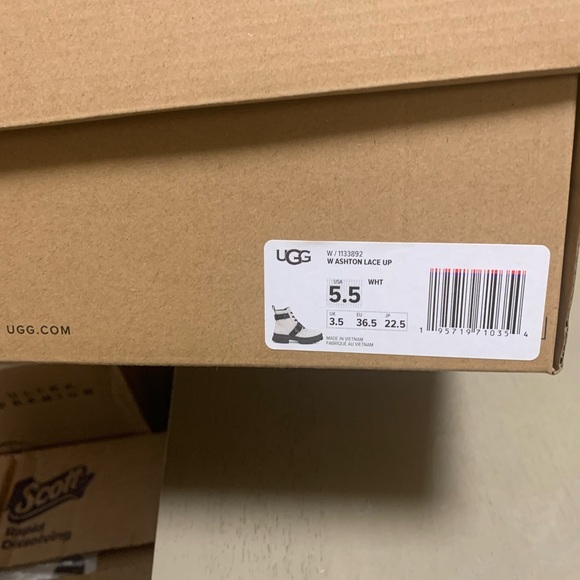 Ugg Ashton Lace White Boots size 5.5 - Picture 5 of 6